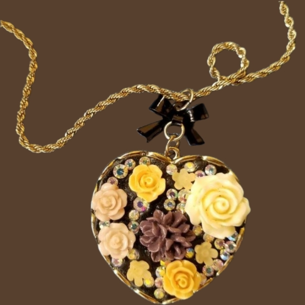 💜 🪷Betsey Y2K Era Vintage Raised Floral Heart Necklace - EPC